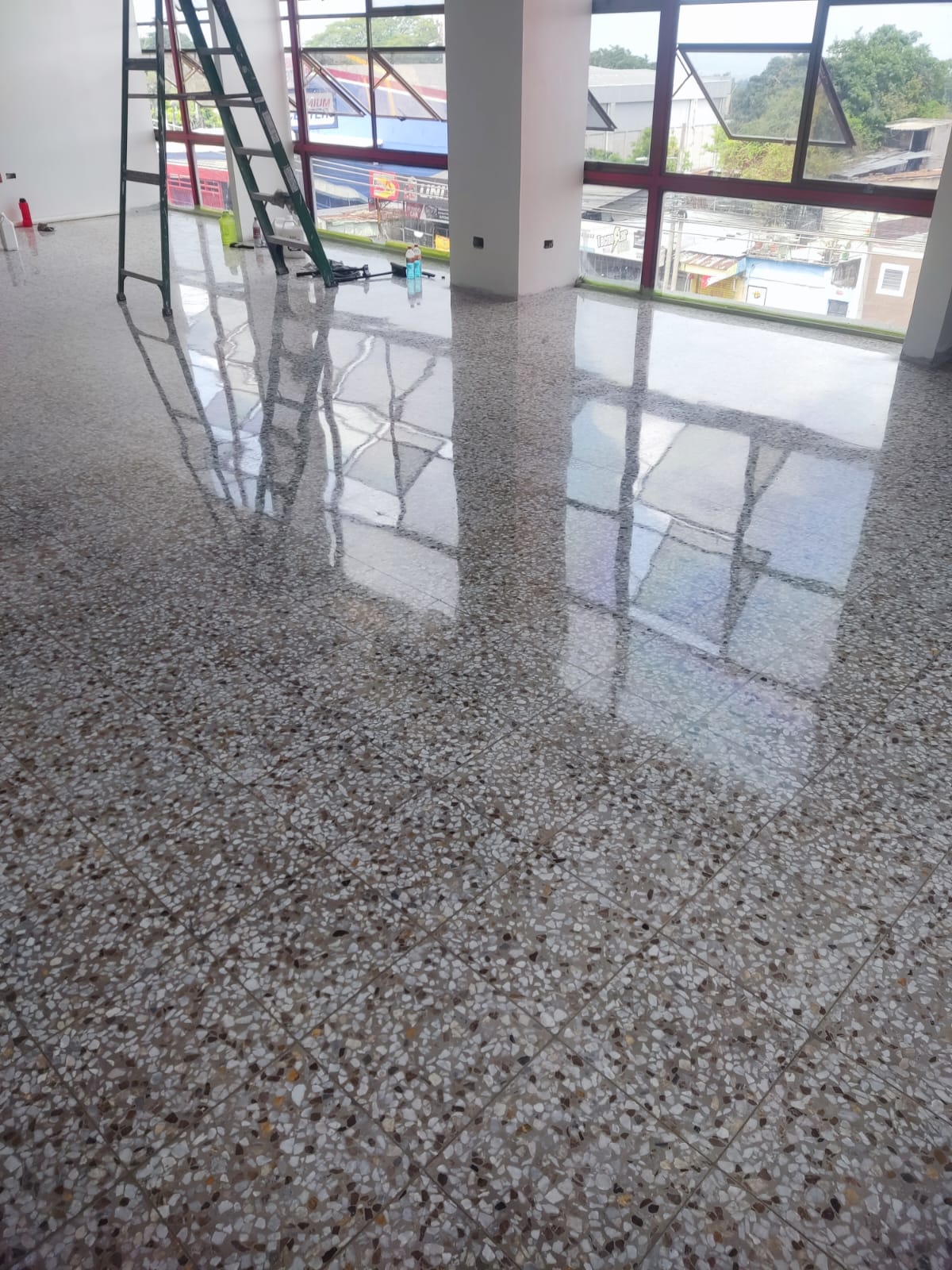 Piso de terrazo con Elegancia en cada espacio